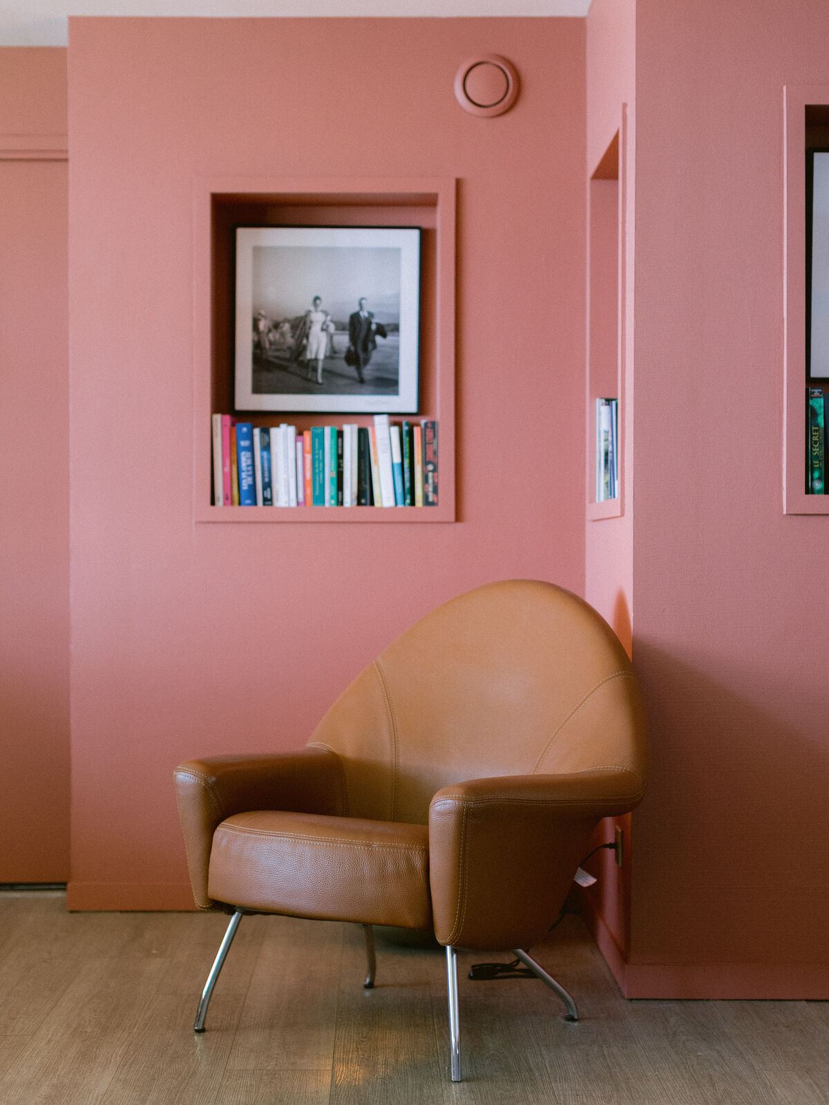 Fauteuil, mur terracotta