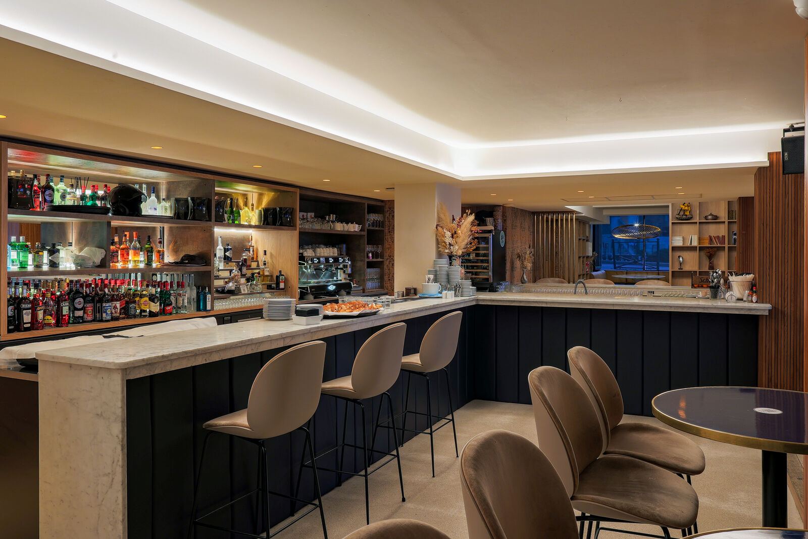 Bar, lumière du soir